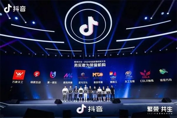 抖音头像发女头像好还是男生头像好?